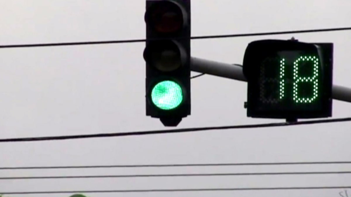 Projeto de lei ‘anti-indústria da multa’ prevê temporizador em semáforos com radar