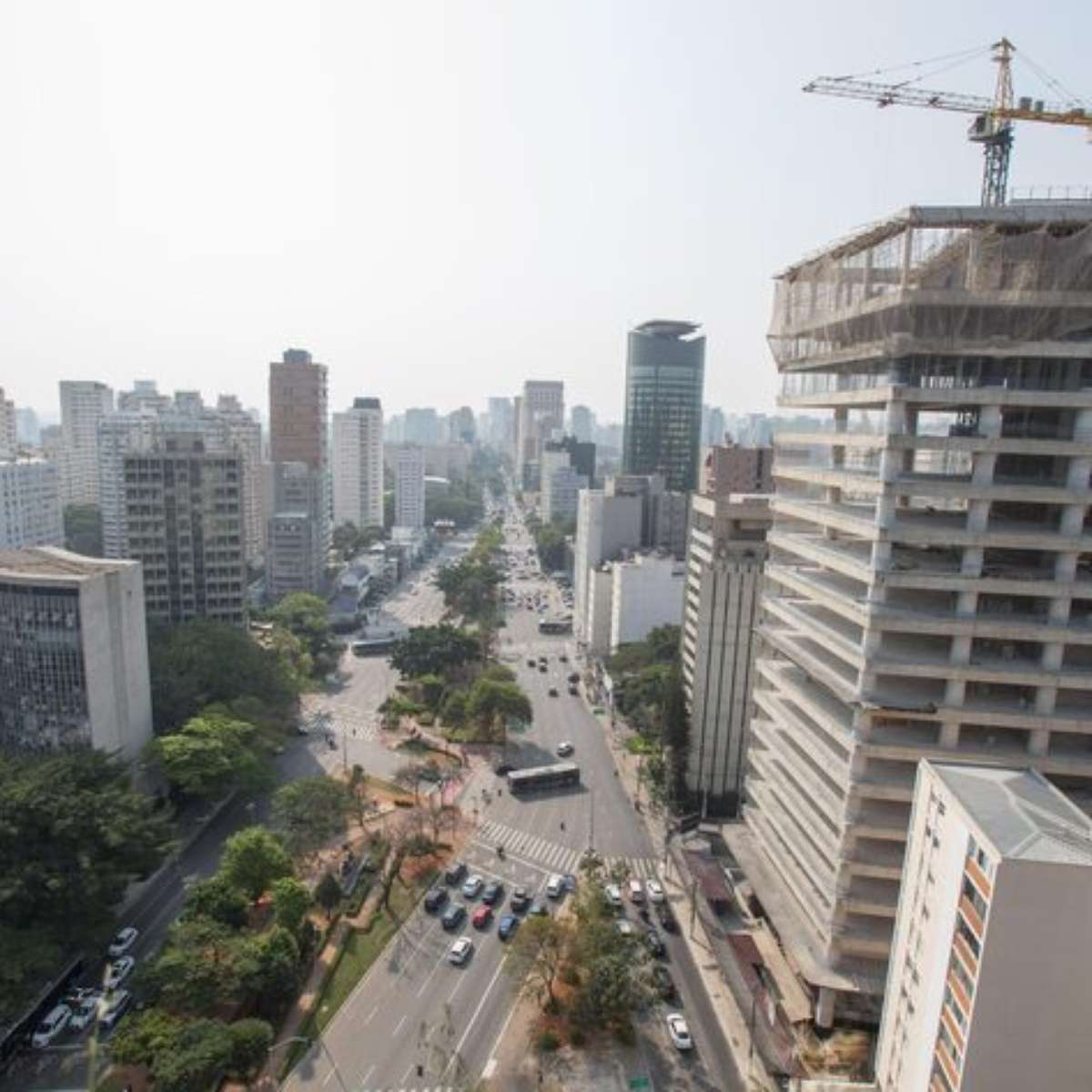 Marquise desaba na Avenida Faria Lima, em São Paulo, e atinge duas pessoas