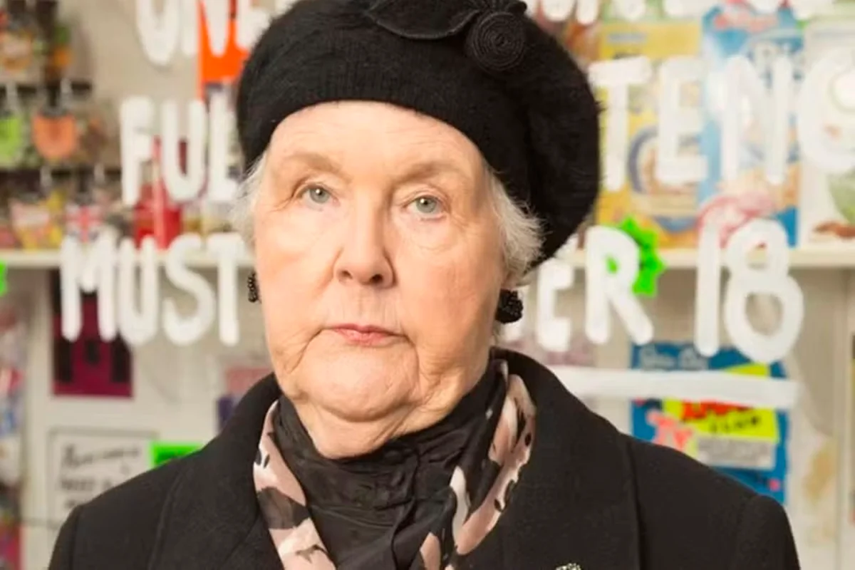 Morre, aos 84 anos, Stephanie Cole, famosa por interpretar A Viúva Negra