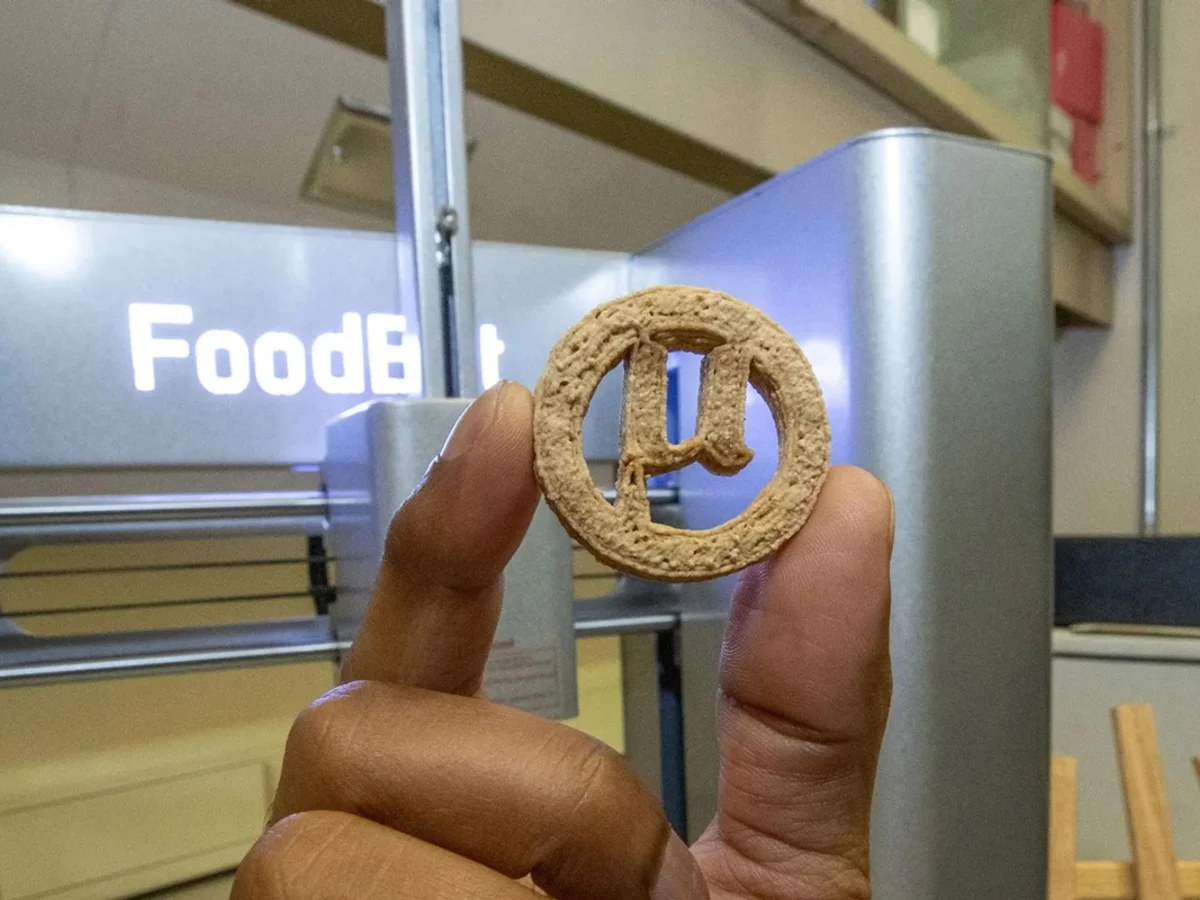 Cientistas usam microrganismos para transformar plástico em biscoito