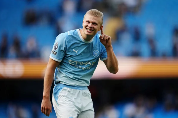 Premier League: City vence e assume a liderança; Liverpool bate Bournemouth