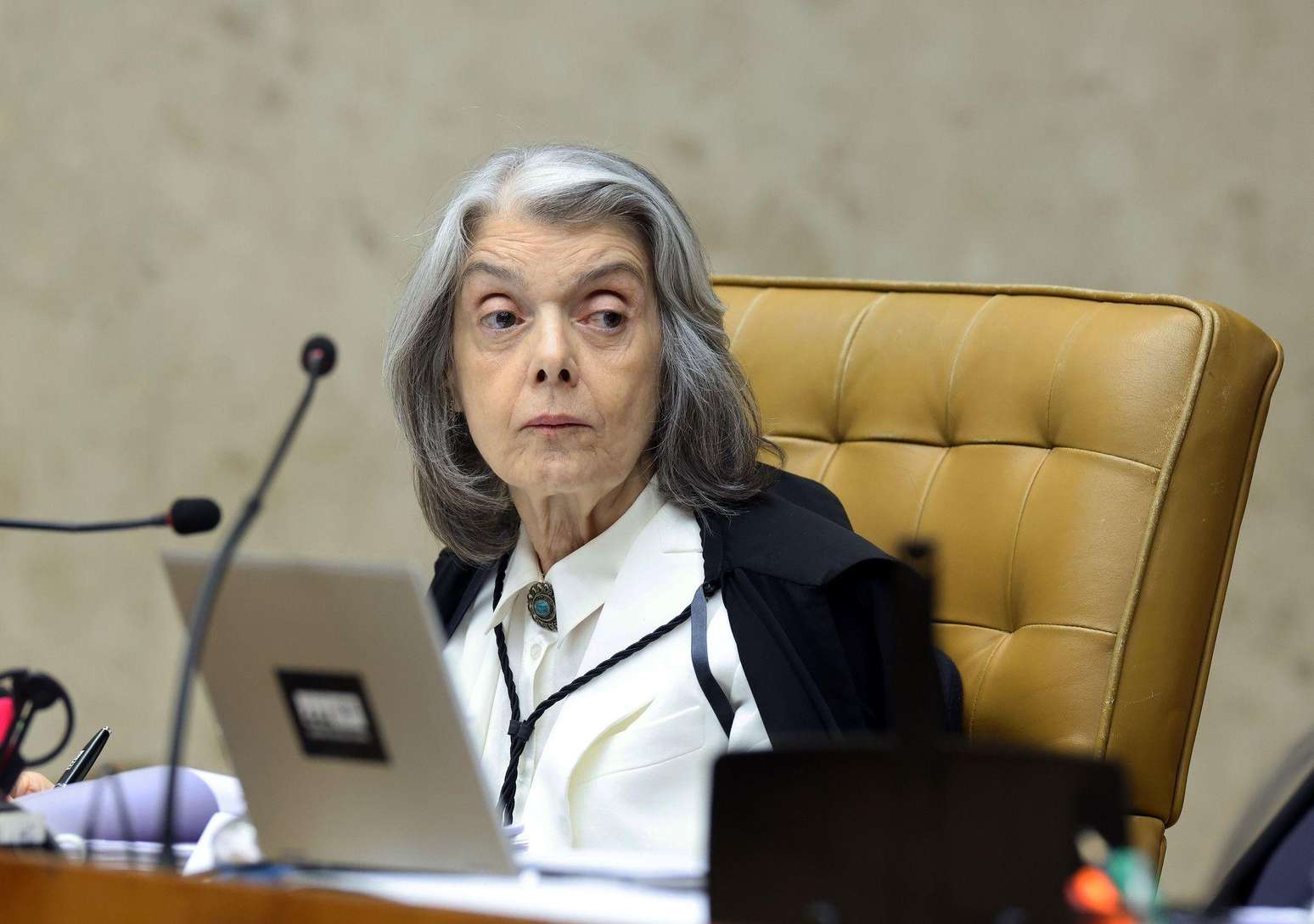 C&aacute;rmen L&uacute;cia pediu desculpas &agrave; popula&ccedil;&atilde;o: 'Acho que todos aqui queriam a mesma coisa: tentar resolver. E as quest&otilde;es n&atilde;o foram resolvidas'