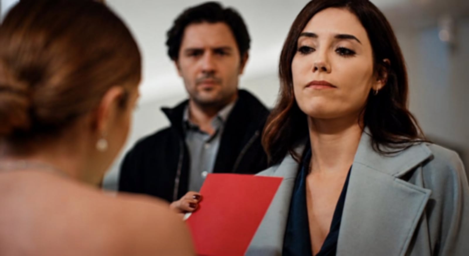 Volkan convida Asya para sua festa sem avisar a nova esposa, Derin Reprodução/RECORD