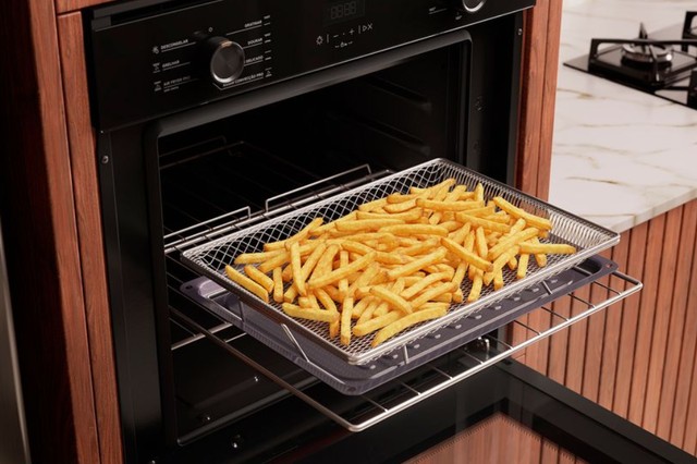 Brastemp lança forno com air fryer que promete batatas crocantes em minutos