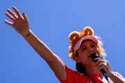 Michelle Bolsonaro com tiara de Leão, em apoio à Celina