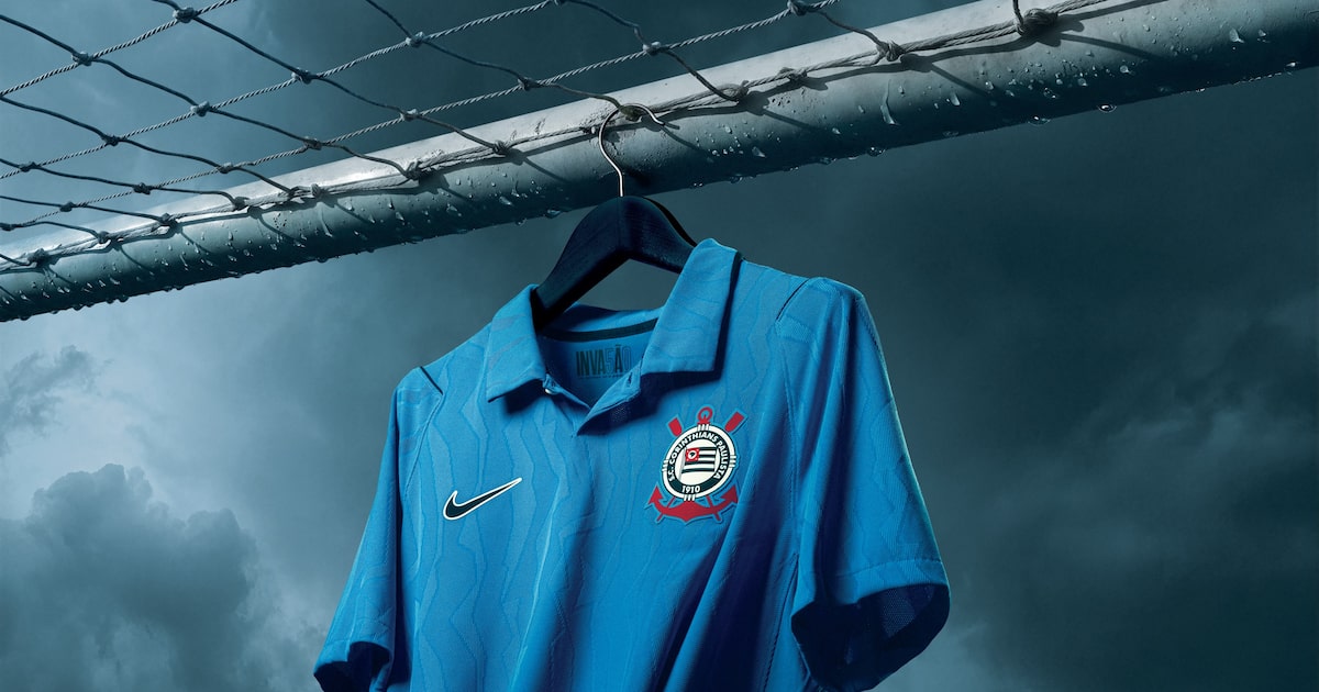 Corinthians lança terceiro uniforme azul em homenagem ao ex-goleiro Tobias e à Invasão de 1976