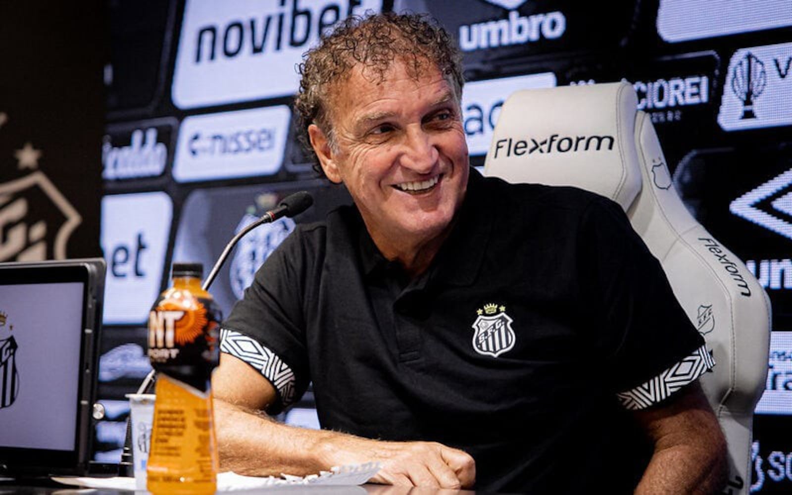 O sorriso voltou. Com os reforços trazidos por Neymar. Cuca vive o outro lado da moeda. Quem via o seu time ser xingado pela própria torcida, desfruta agora as palmas, merecidas Raul Baretta/Santos