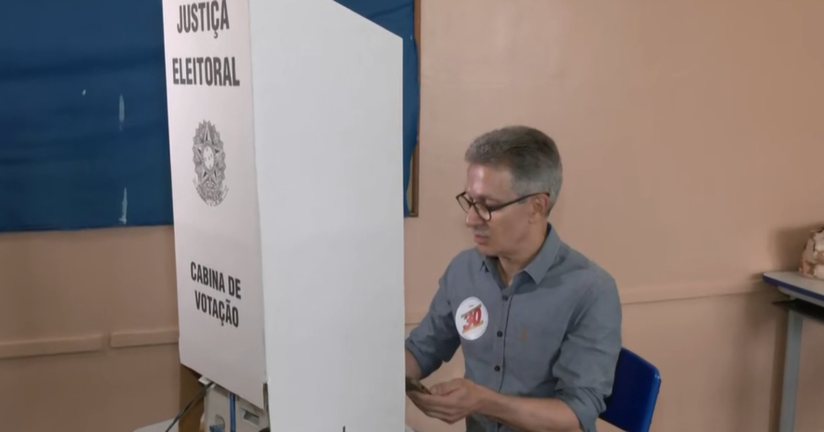Zema contrariou regra e levou o celular para cabine de votação: saiba o que o acontece