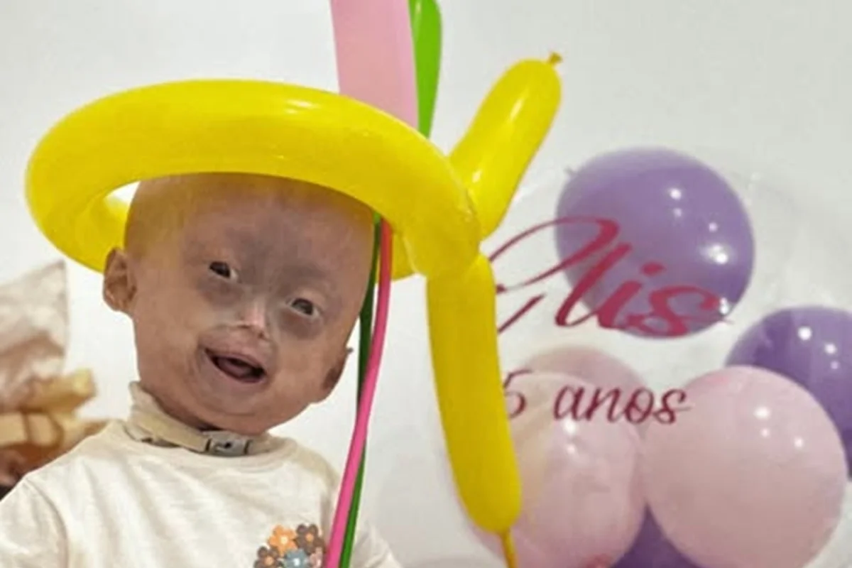 Mãe de Elis, influencer mirim com síndrome rara, lamenta a morte. Veja