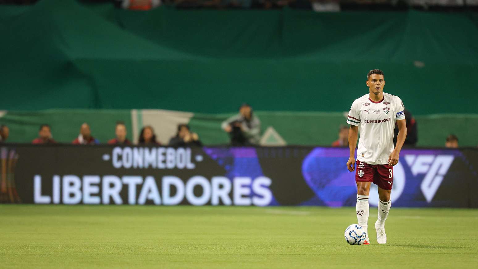 &lsquo;Eu falhei de novo&rsquo;: Thiago Silva desabafa ap&oacute;s elimina&ccedil;&atilde;o com o Fluminense e manda recado para a torcida