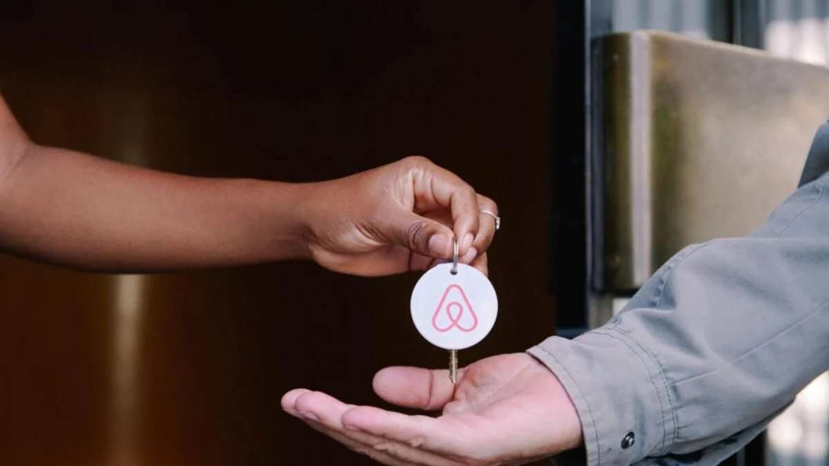 Anfitriões criticam nova política de Airbnb que proíbe exigência de limpeza