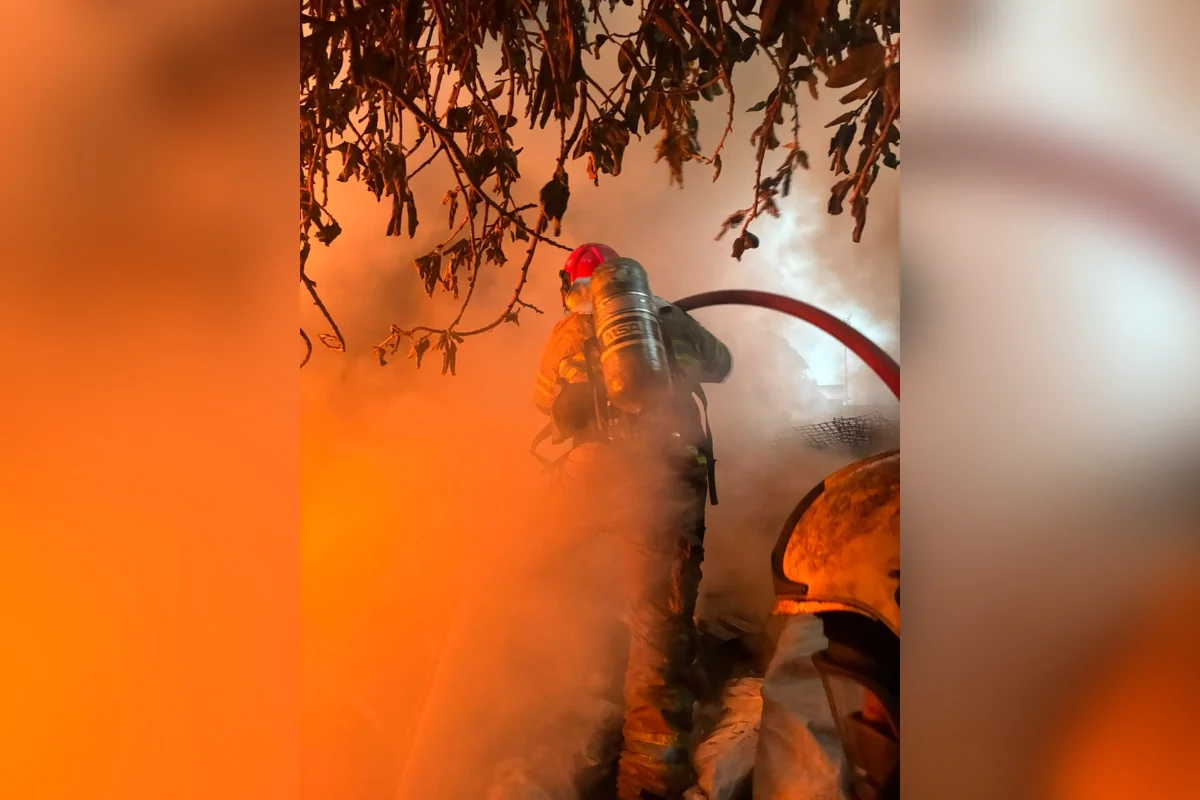 bombeiro apaga incêndio BH