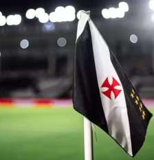 Foto: Bandeirinha de escanteio do Vasco ( Divulgação/Vasco) / Gávea News
