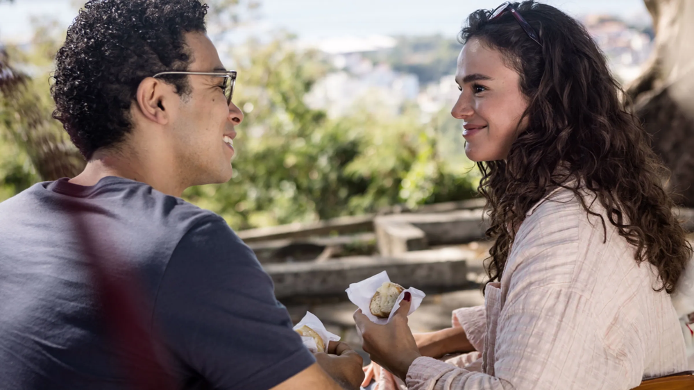Amor da Minha Vida segue casal de melhores amigos que se apaixonam — Foto: Divulgação/Disney+