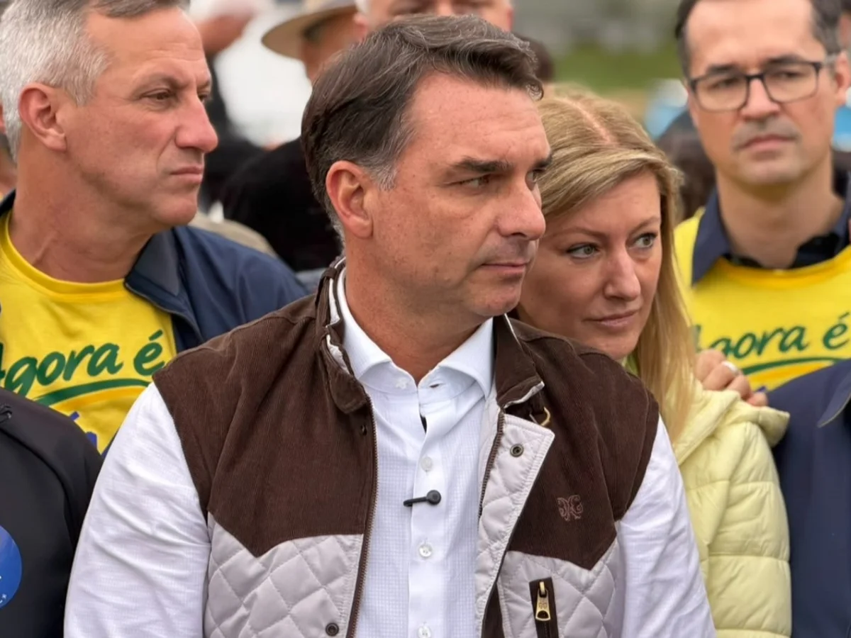 Flávio passa quase 4h sem registrar presença, mas vota pelo fim da 6x1