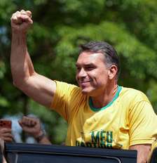 Flávio Bolsonaro durante campanha em Santa Barbara D´Oeste Foto: Alexandre Meneghini / Reuters