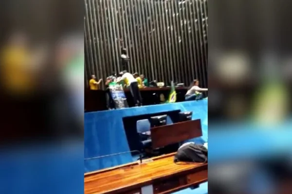 Celular de porteira condenada pelo 8/1 tinha vídeo feito dentro do Senado - destaque galeria