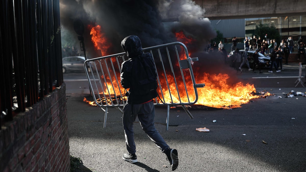 Protestos estudantis deixam escolas incendiadas na França; premiê convoca reunião de crise