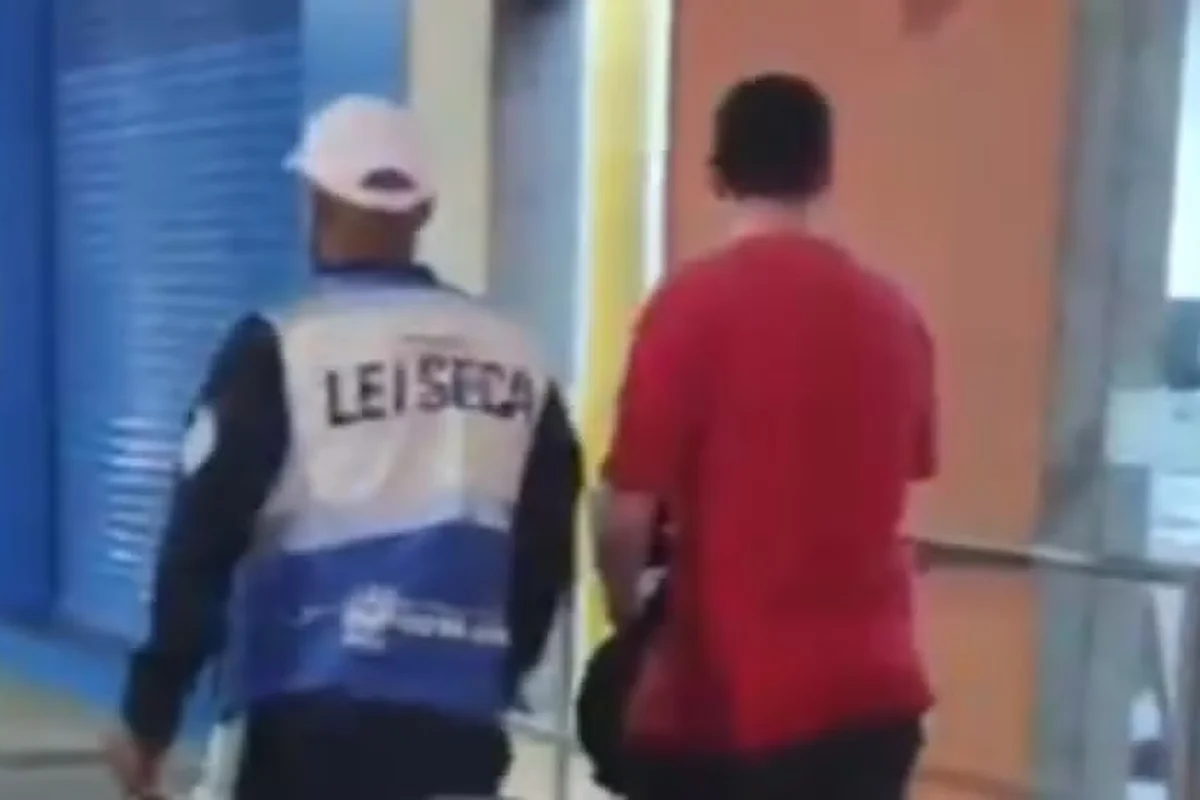 RJ: homem tenta engolir carteira funcional em abordagem policial