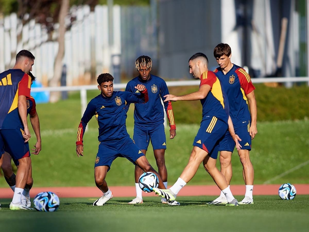 Lamine Yamal debutó en FC Barcelona con 15 años y a los 16 ya estaba en la selección mayor
