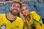 Vídeo: Karoline Lima "quebra" garrafa no jogador Léo Pereira