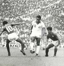 Pelé em Calcutá, na Índia, em ação durante seu penúltimo jogo como profissional Foto: Divulgação / Estadão