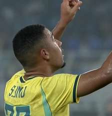 Pedro recebe o abraço de Vini Jr ao fazer o segundo gol do Brasil sobre a Índia. Foto: Reprodução / Jogada10
