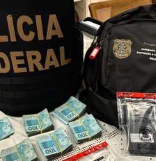 PF apreendeu dinheiro em espécie, um celular e um pen drive Foto: Divulgação/Polícia Federal