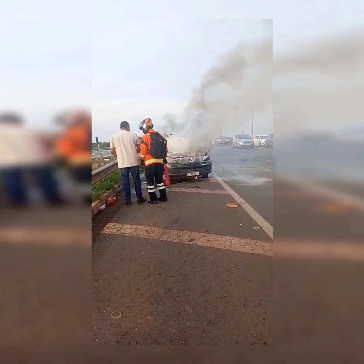 Gama: carro pega fogo na DF-480 e espalha fumaça intensa