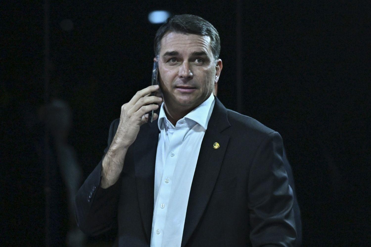 Flávio é intimado pela PF para entregar passaporte por determinação de Moraes