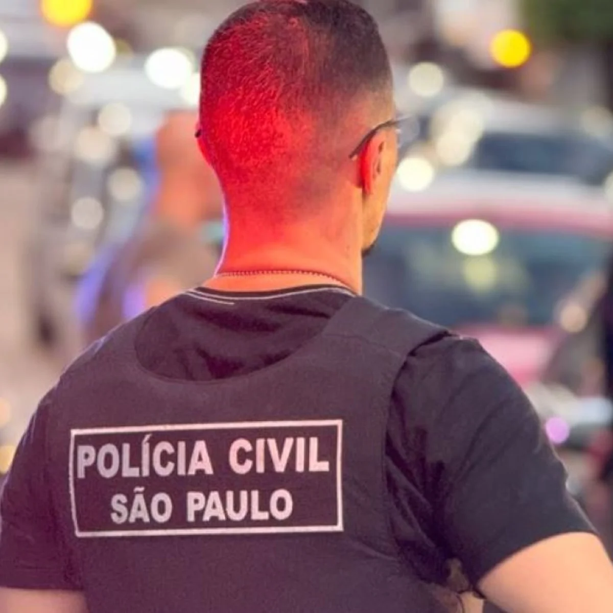 Com viatura descaracterizada, policial civil atropela mãe e filho no centro