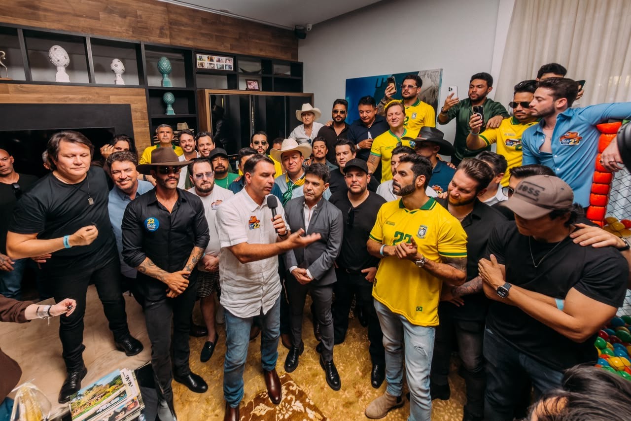 Flávio mira mais pobres na reta final com vídeos de sertanejos, defesa de benefícios sociais e promessas econômicas