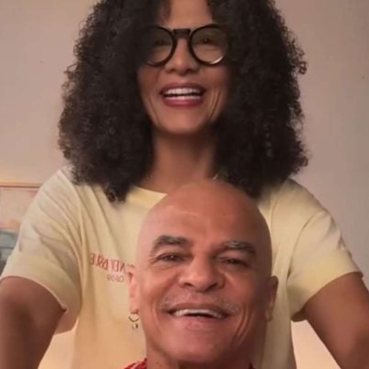 Valderrama raspa o cabelo e abandona visual icônico