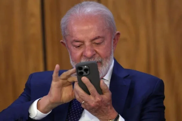 Lula avalia mudar Secom e chamar João Santana para campanha no 2º turno - destaque galeria