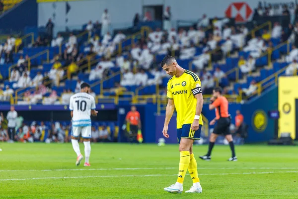 Cristiano Ronaldo desperdiça pênalti e perde gol sem goleiro pelo Al-Nassr