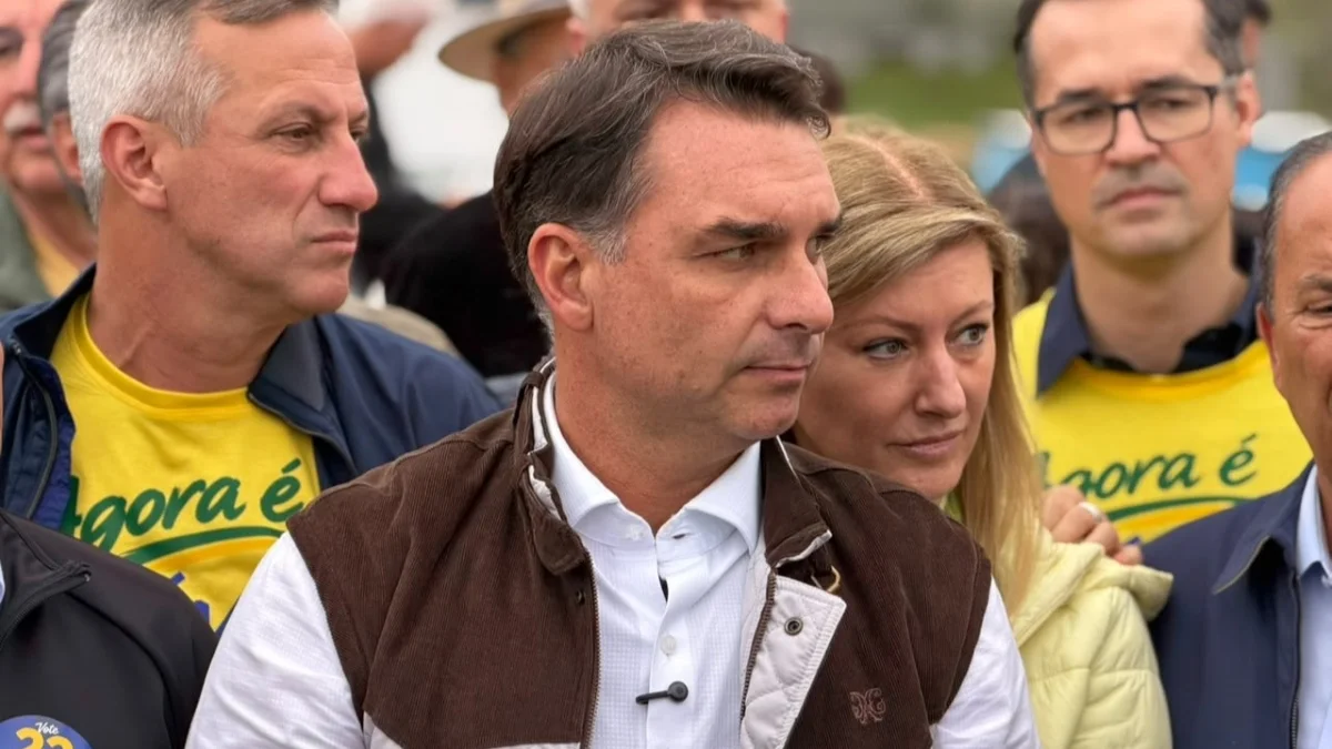 Flávio passa quase 4h sem registrar presença, mas vota pelo fim da 6x1