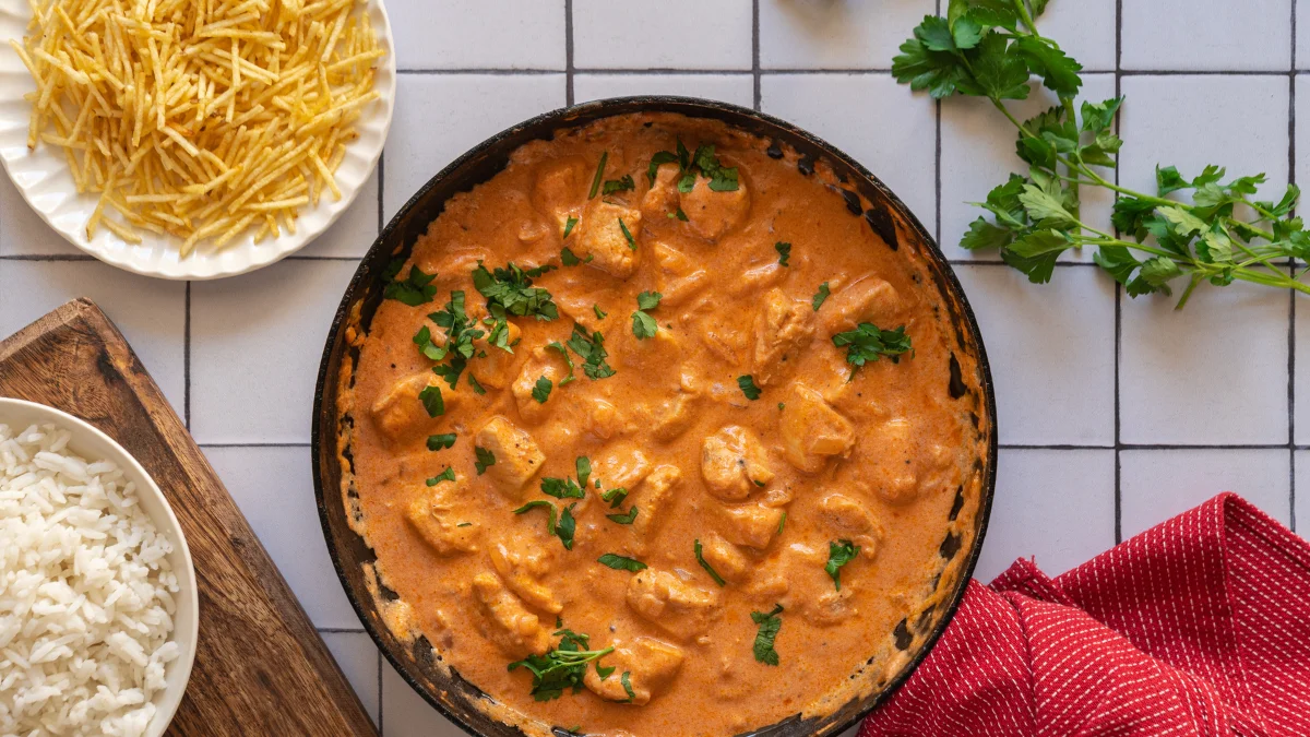 O segredo para preparar um estrogonofe de frango perfeito no almoço