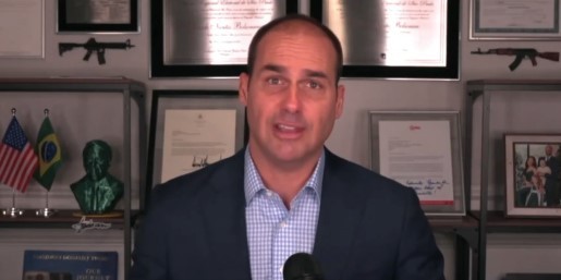 Moraes ordena cumprimento da pena de Eduardo Bolsonaro por coação e cancela passaportes de ex-deputado