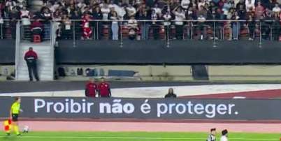 Placas de propaganda no MorumBis criticam proibi&ccedil;&atilde;o das bets, determinada por Medida Provis&oacute;ria assinada pelo presidente Lula (PT) em 25 de setembro Foto: Reprodu&ccedil;&atilde;o / Sportv/Premiere