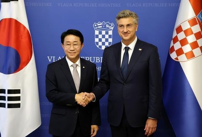 National Assembly Speaker Cho Jeong-sik, left, poses for a photo with Croatian Prime Minister Andrej Plenkovic in Zagreb, Croatia, Saturday. Yonhap