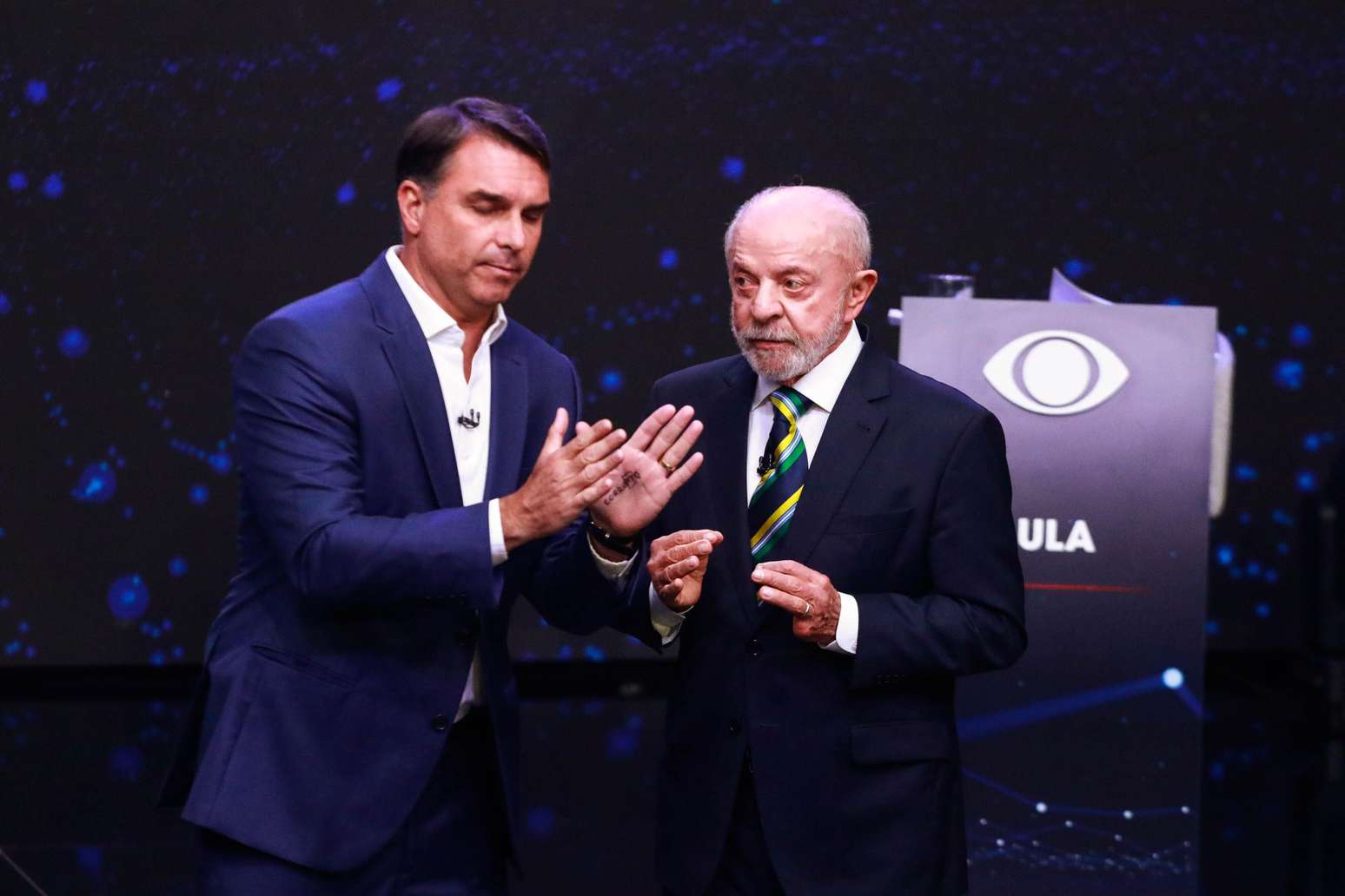 Debate entre Fl&aacute;vio Bolsonaro (PL) e Lula (PT) teve clima quente na Band