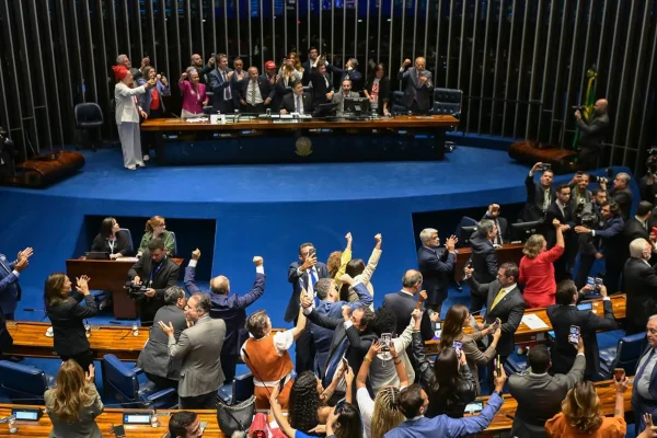 Três senadores do PL se abstiveram de votar fim da 6x1. Veja quem são