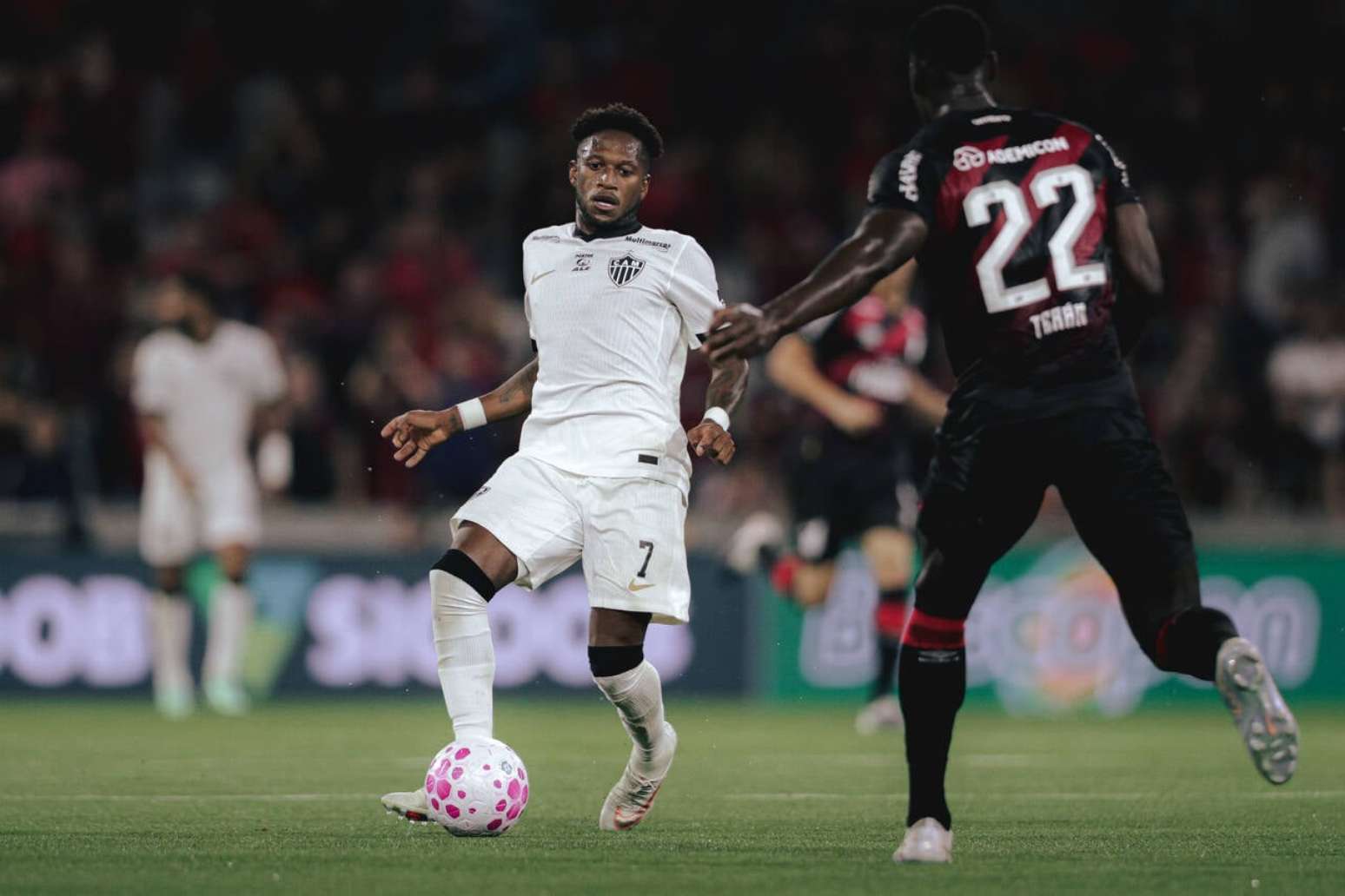 Fred prepara o passe para um companheiro do Galo. Mas o zagueiro Ter&aacute;n est&aacute; de olho nele.