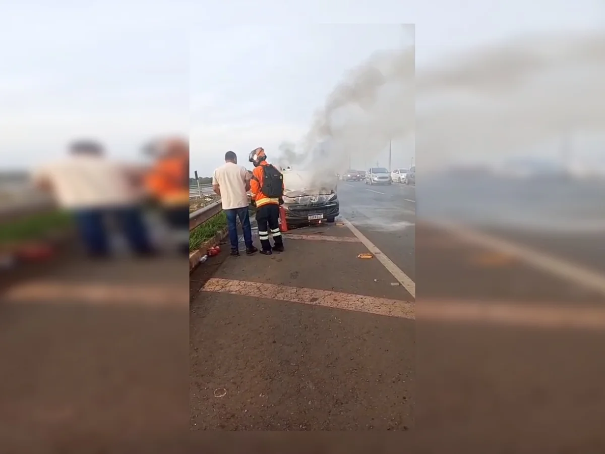 Gama: carro pega fogo na DF-480 e espalha fumaça intensa