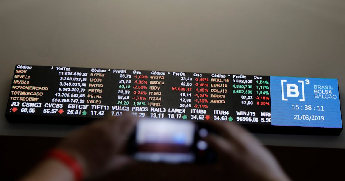 Ibovespa fecha com maior queda desde 2020 em pregão com ‘circuit breaker’ após reeleição de Lula