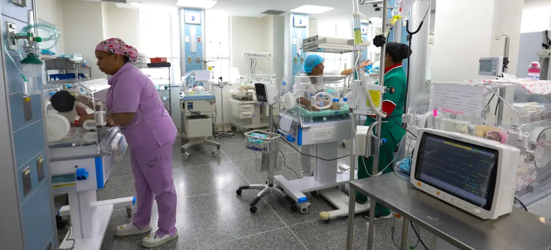 A presidente Delcy Rodríguez supervisiona áreas rehabilitadas no Hospital Dr. José María Vargas de La Guaira após os sismos