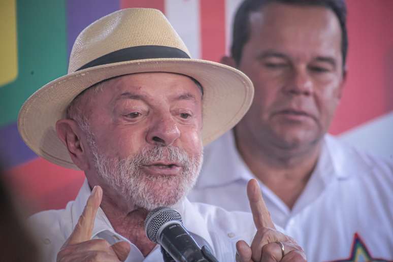 Debate em um canal e candidato em outro: tática de Lula foi usada por Bolsonaro em 2018