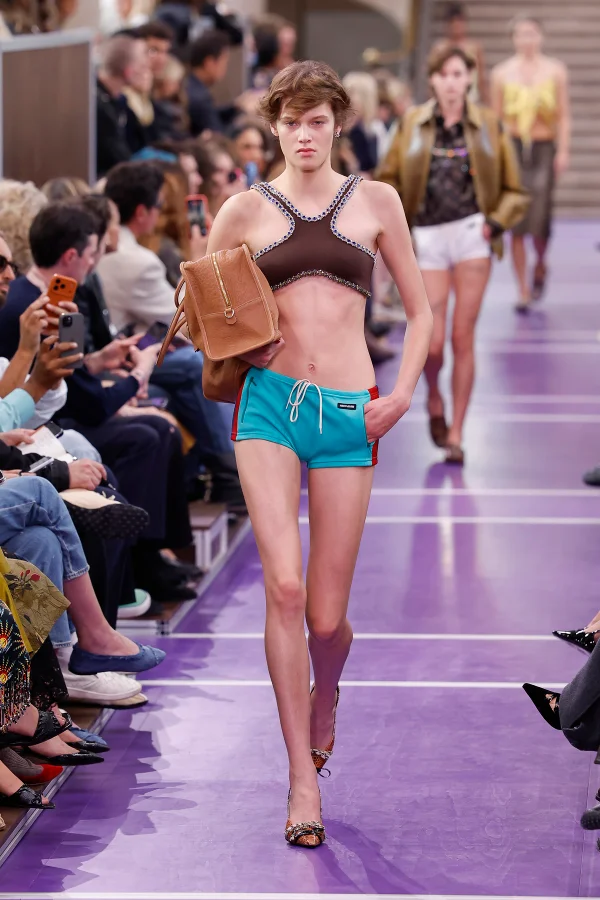 Miu Miu revela parceria com Wrangler e apresenta jeans vintage em Paris