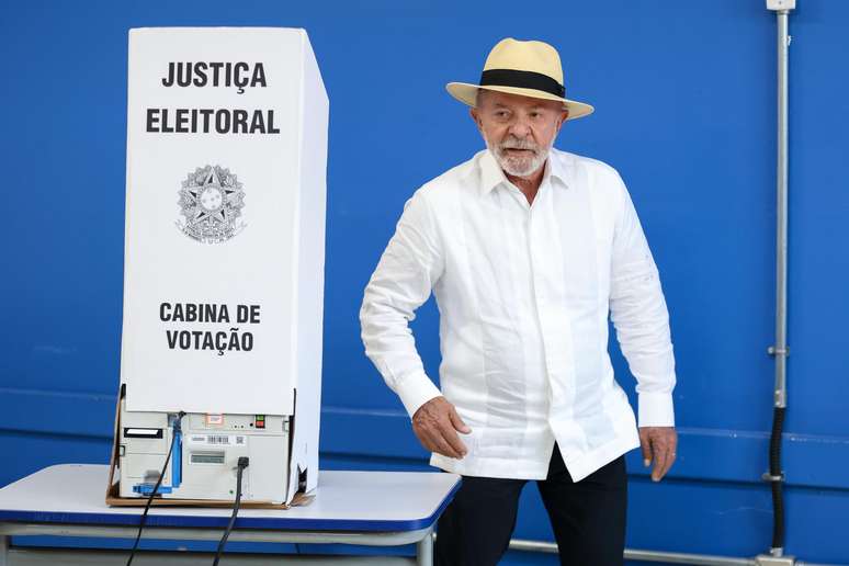 Lula vota em São Bernardo do Campo e diz que irá propor reforma no STF caso seja reeleito