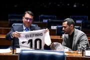 Flávio Bolsonaro e o senador Cleitinho, cotado como nome do PL para o governo em Minas Gerais
